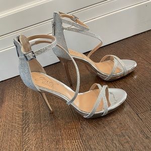 Badgley Mischka Silver Glitter Strappy platform sandals size 6. BRAND NEW IN BOX